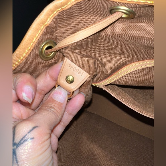 Louis Vuitton Montsouris MM - Picture 2 of 14